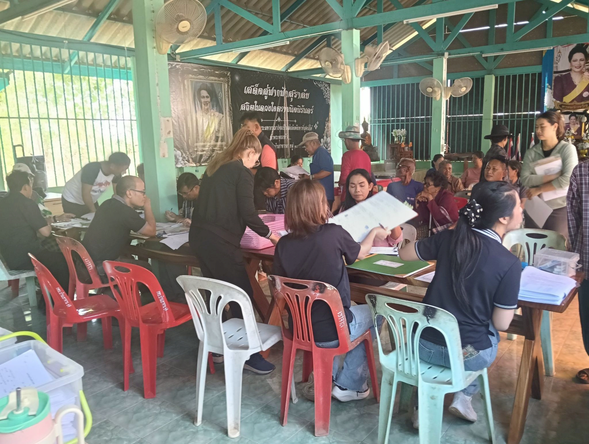 title - วันที่ 1 เมษายน 2569 นายวิทูล ประดิษฐ์บุญ ปฏิรูปที่ดินจังหวัดปราจีนบุรี มอบหมายให้ นายลิขิต ผันผ่อน ผู้อำนวยการกลุ่มกฎหมาย นางสาวปาริชาติ ศรีปราชญ์ ผู้อำนวยการกลุ่มยุทธศาสตร์และการปฏิรูปที่ดิน พร้อมด้วย เจ้าหน้าที่ ส.ป.ก.ปราจีนบุรี ลงพื้นที่ออกศูนย์บริการเคลื่อนที่“Mobile Unit” ณ ตำบลย่านรี อำเภอกบินทร์บุรี จังหวัดปราจีนบุรี